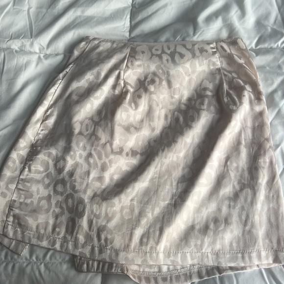 Satin Light Leopard Print Mini Skirt - Picture 3 of 3
